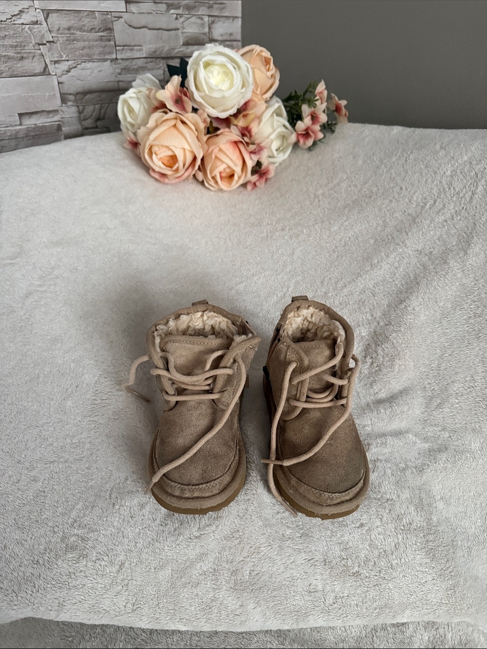 UGG Kids Lace-Up Faux-Shearling Boots in Tan